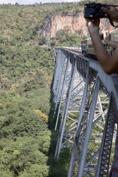 Ein Zug f&auml;hrt &uuml;ber den Goteik Viadukt