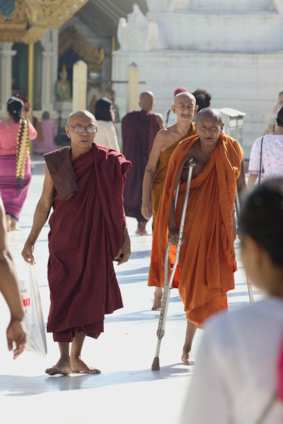 M&ouml;nche in der Swedagon Pagode
