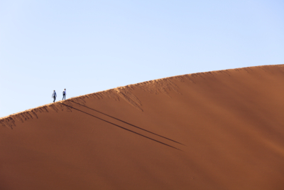 Wanderer auf der D&uuml;ne 45 im Namib